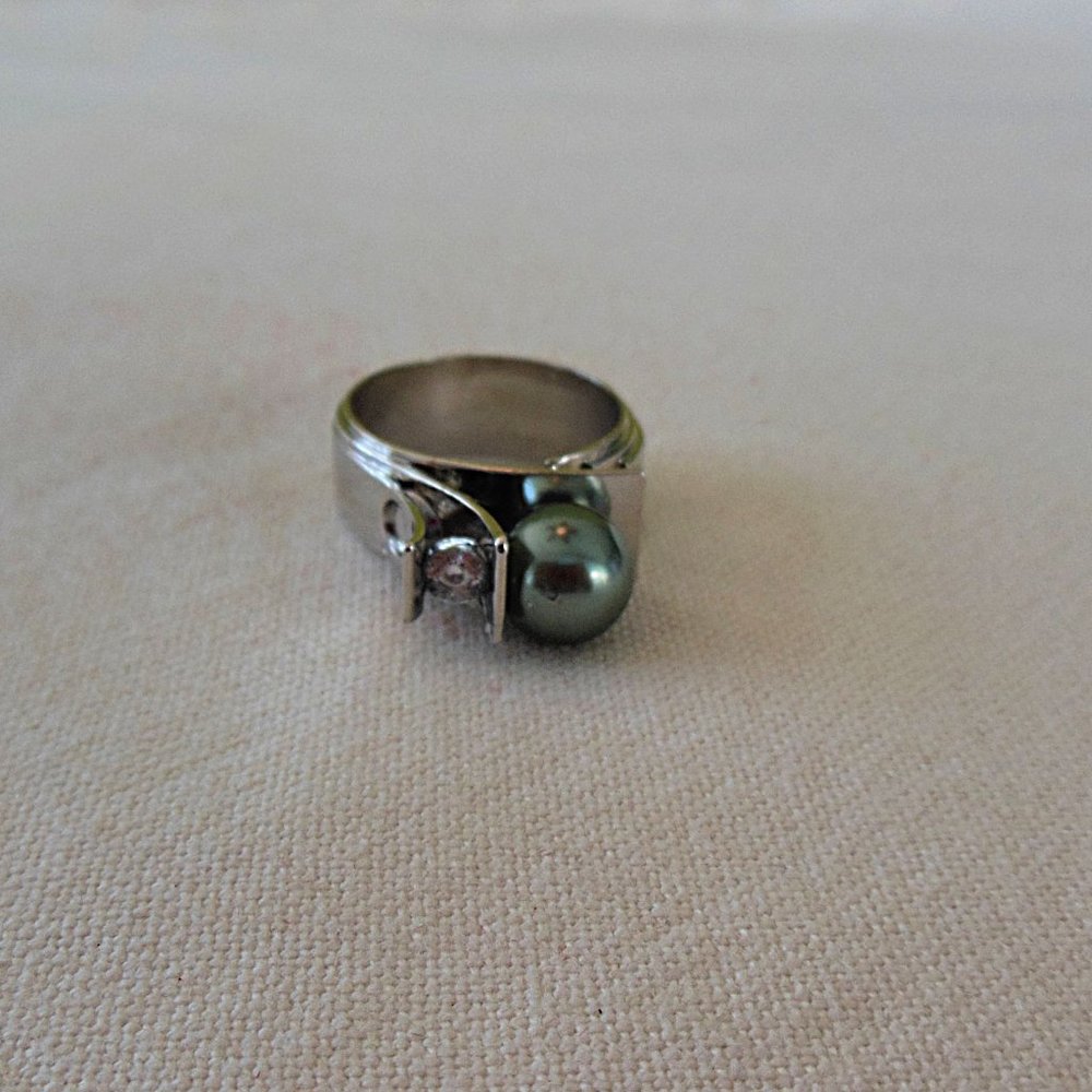 NEW! Modern Design Faux Pearl & Crystal Metal Ring